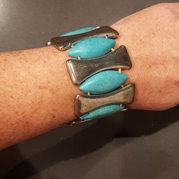 Turquoise and Silver Large Vintage Stretch Bracelet - Picture 1 of 5